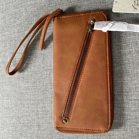 Free People Wallet - Picture 3 of 6